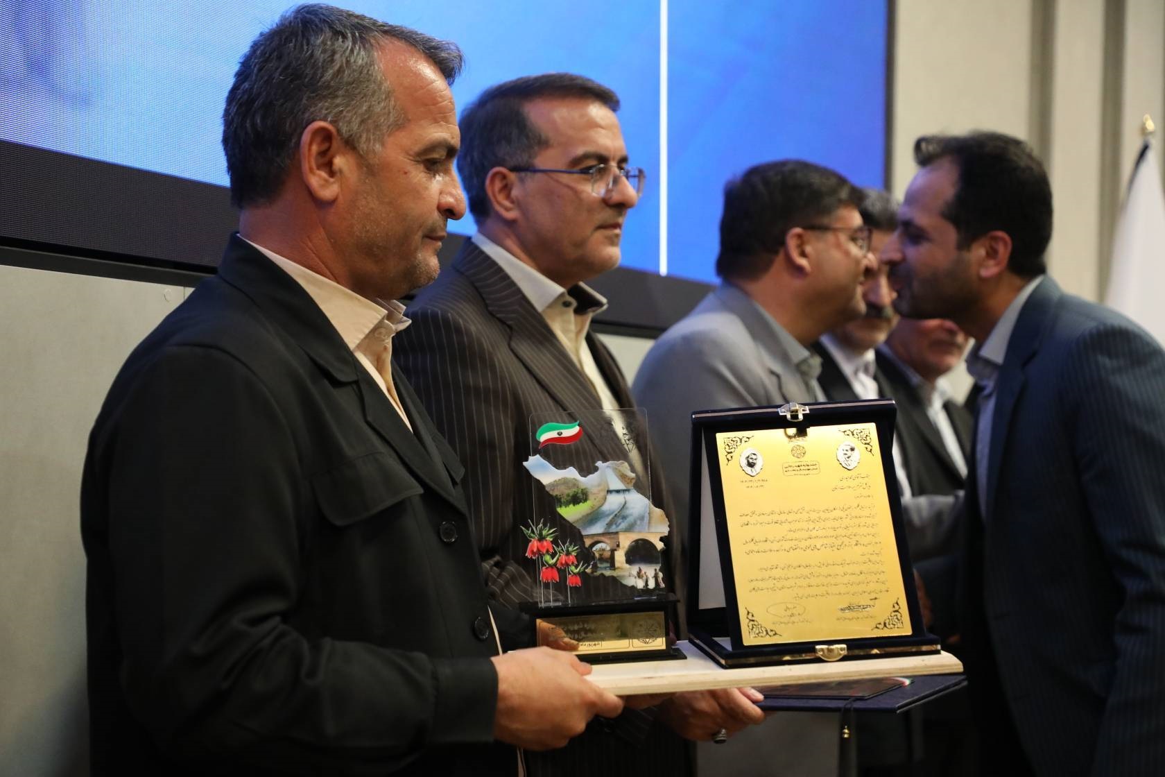 آغاز پرداخت مبتنی بر عملکرد / عزل پنج مدیر به دلیل نارضایتی مردم